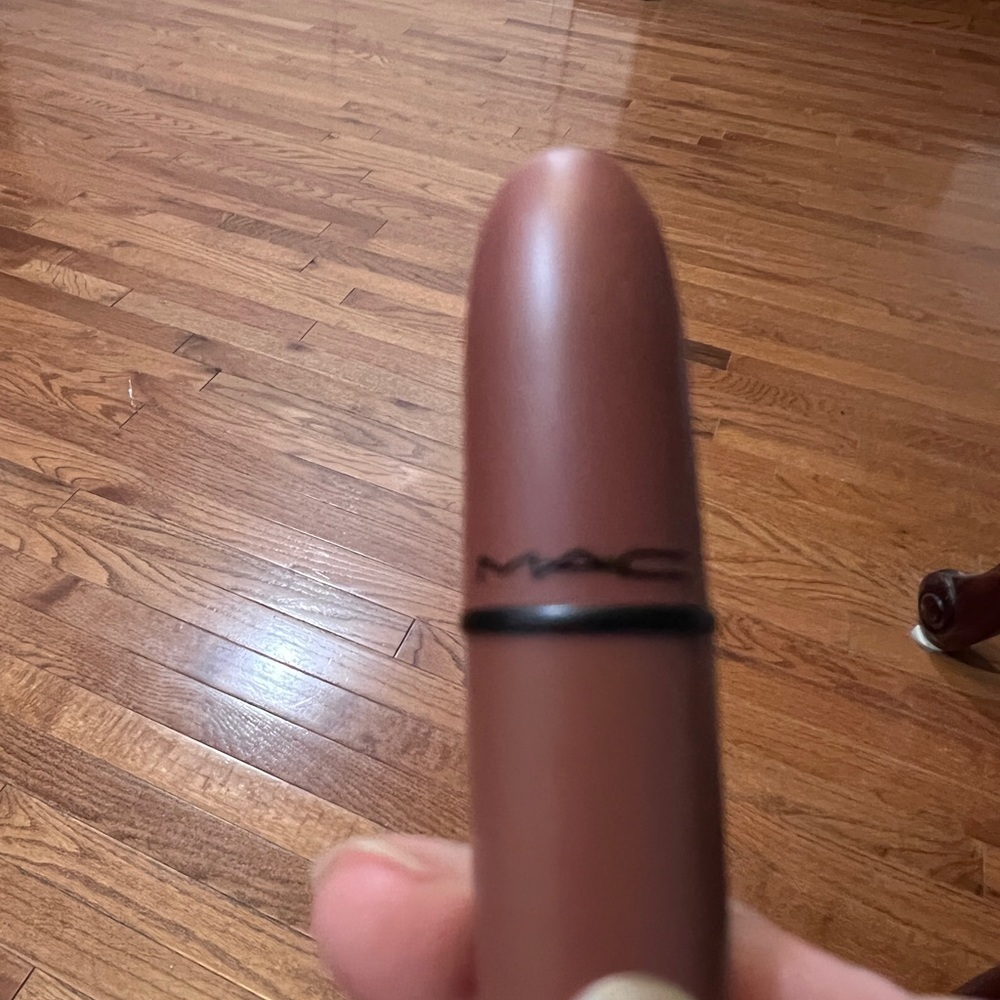 MAC  Lipstick Hot and humid cremesheen 1.7g